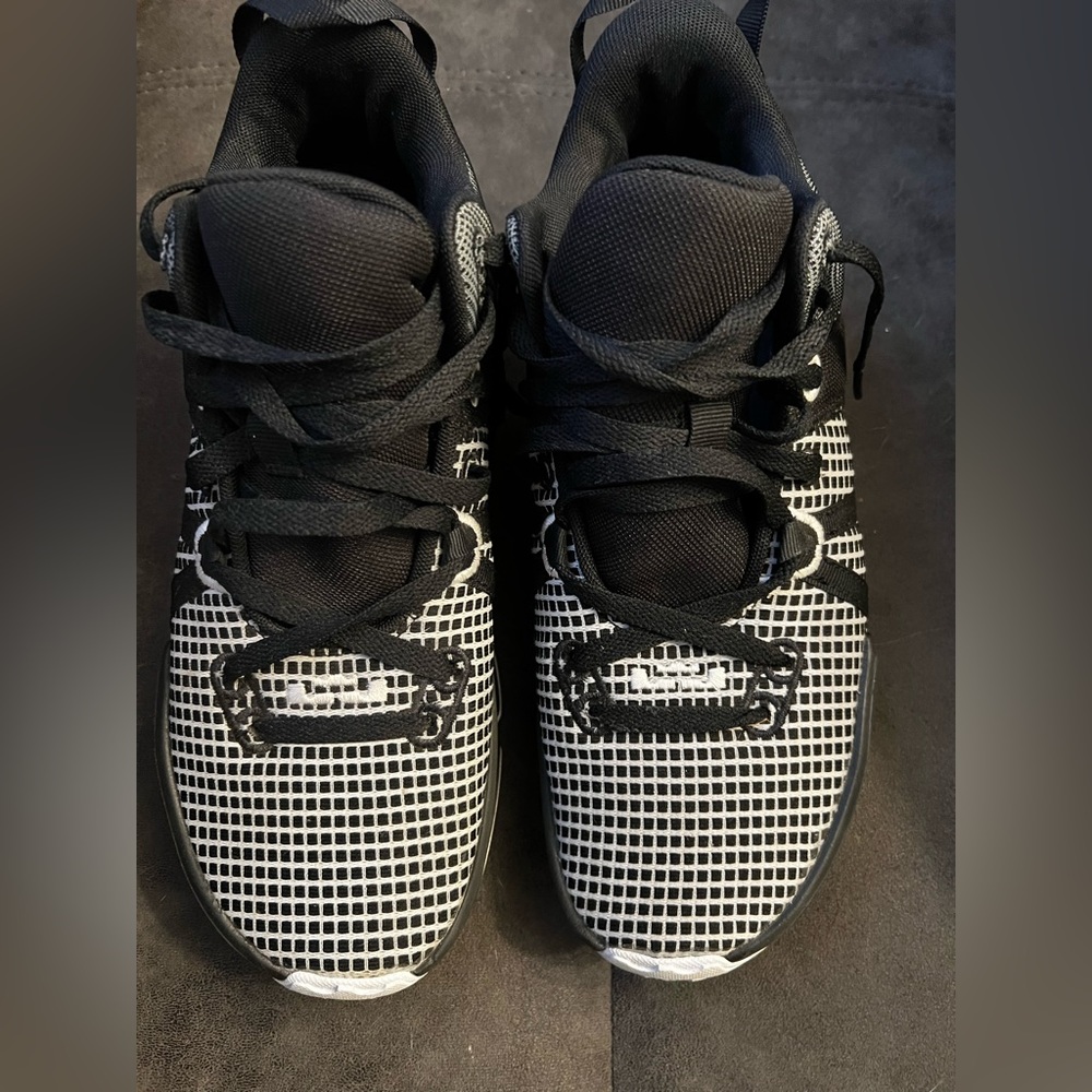 Nike Lebron Witness VII basketball sneakers, black/white, men’s 9.5